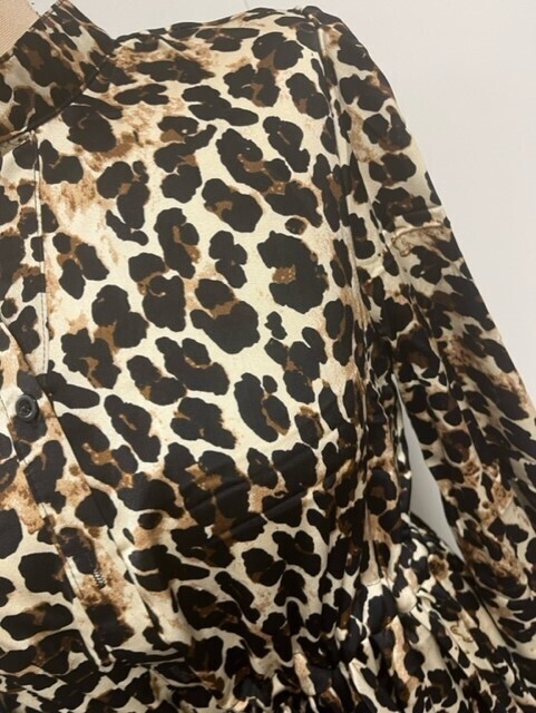 kort jurkje mooie leopard printje detail