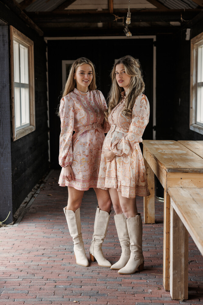 2 keer chic jurkje met boordje zachte tintjes