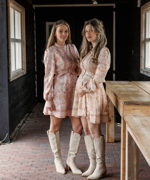 2 keer chic jurkje met boordje zachte tintjes