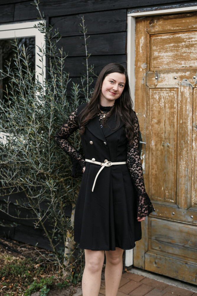 blazerdress kort zwart en kanten shirt