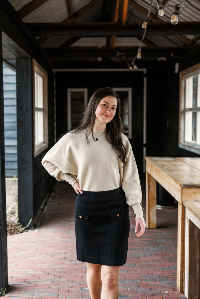 fijngebreid zwart recht rokje met goudkleurig detail en goudkleurig truitje vlindermouw 2