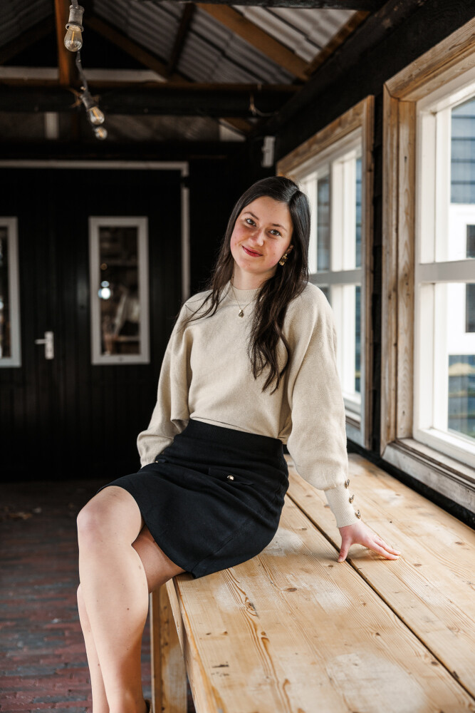 fijngebreid zwart recht rokje met goudkleurig detail en goudkleurig truitje vlindermouw