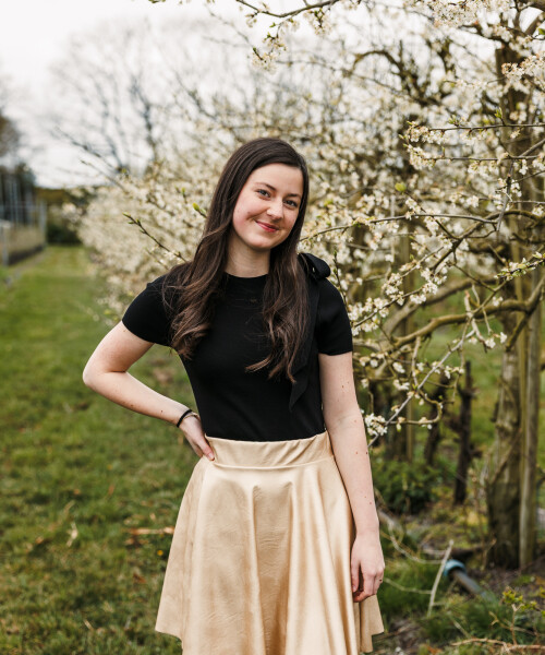 leatherlook goudkleurig rokje klokkend en zwart truitje met strik