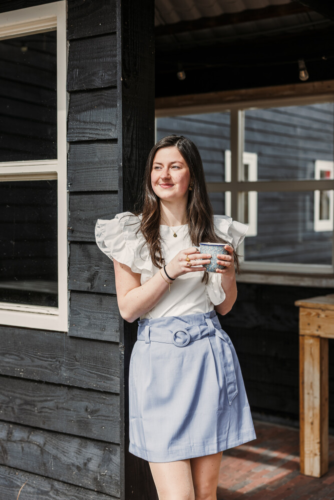 lichtblauw rokje met ceintuurje en offwhite shirtje met vrolijk mouwtje 2