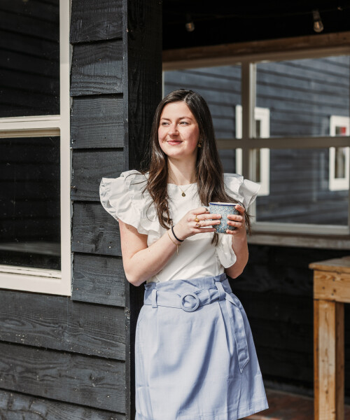 lichtblauw rokje met ceintuurje en offwhite shirtje met vrolijk mouwtje 2