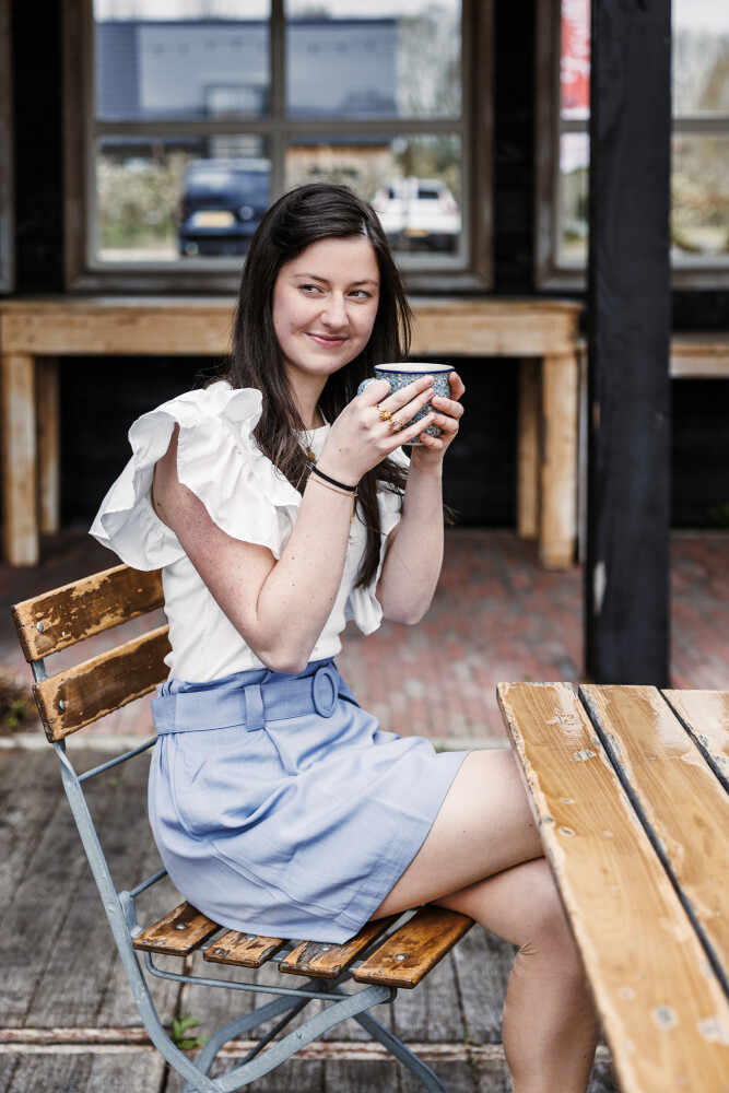 lichtblauw rokje met ceintuurje en offwhite shirtje met vrolijk mouwtje