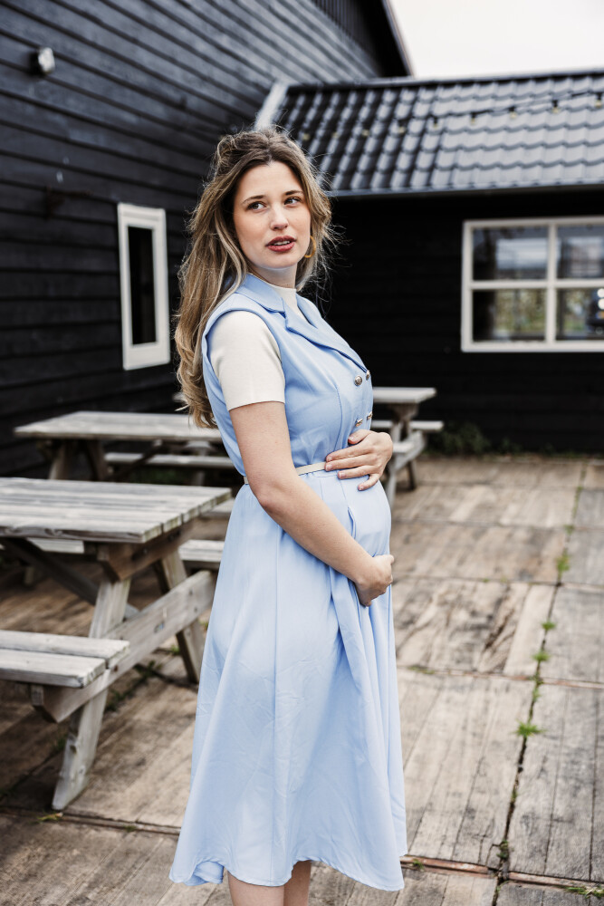 Lichtblauwe midi blazerdress zwanger offwhite truitje boordje