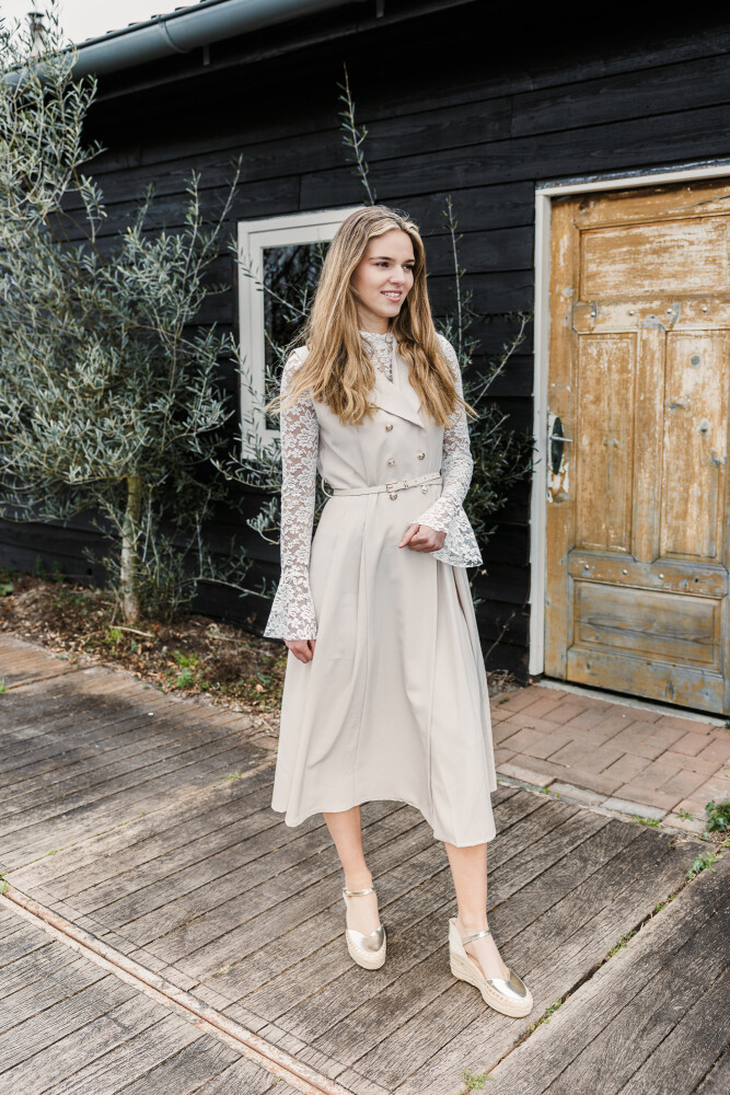midi blazerdress zand en offwhite shirt kant lange mouw