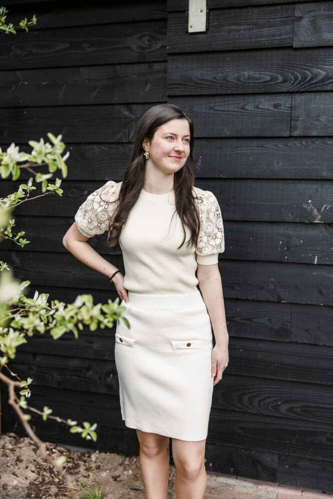 offwhite fijngebreid recht rokje met goudkleurige detais en zand truitje kantmouwtje 2