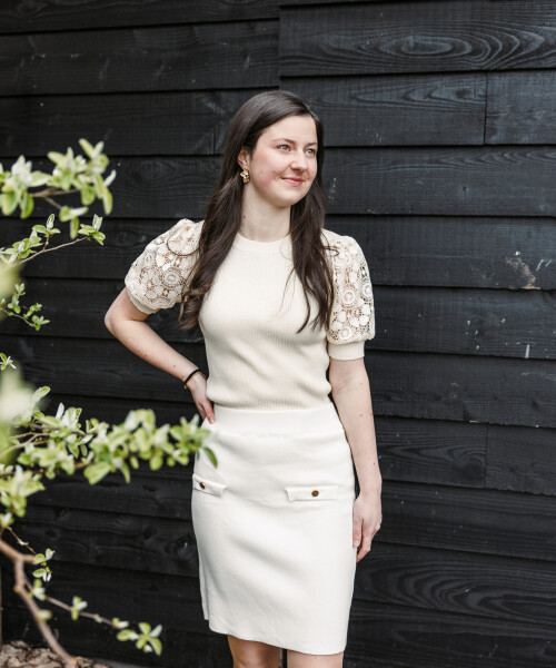 offwhite fijngebreid recht rokje met goudkleurige detais en zand truitje kantmouwtje 2