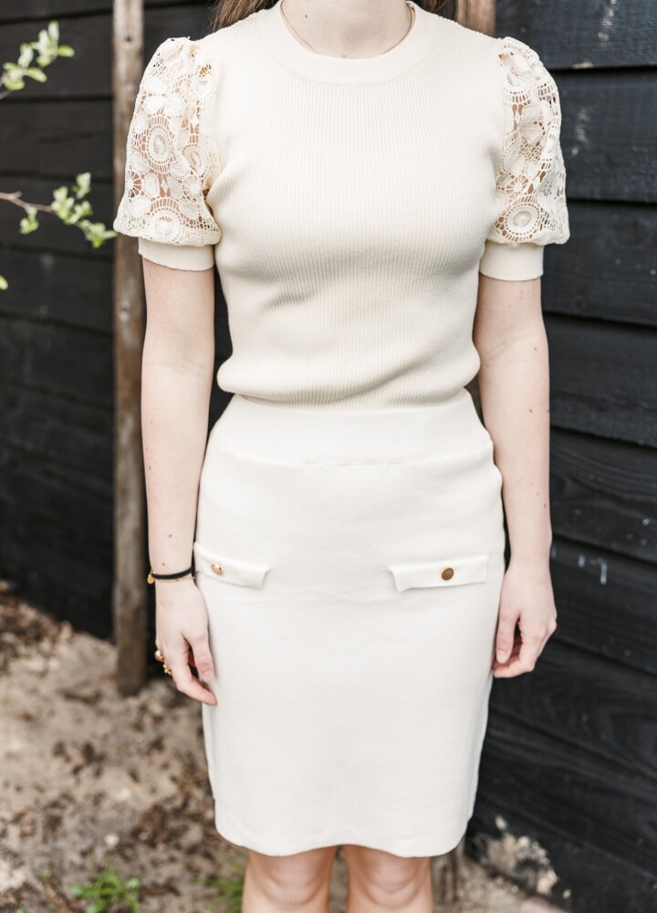 offwhite fijngebreid recht rokje met goudkleurige detais en zand truitje kantmouwtje details