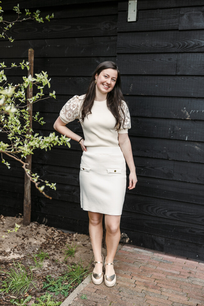 offwhite fijngebreid recht rokje met goudkleurige detais en zand truitje kantmouwtje