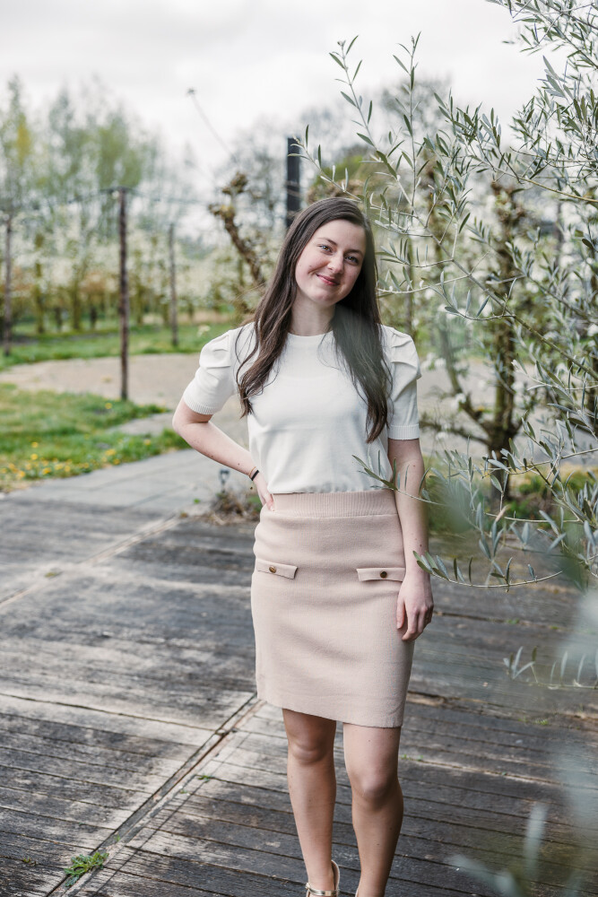 recht fijngebreid rokje beige met goudkleurige details 2