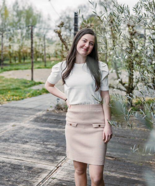 recht fijngebreid rokje beige met goudkleurige details 2