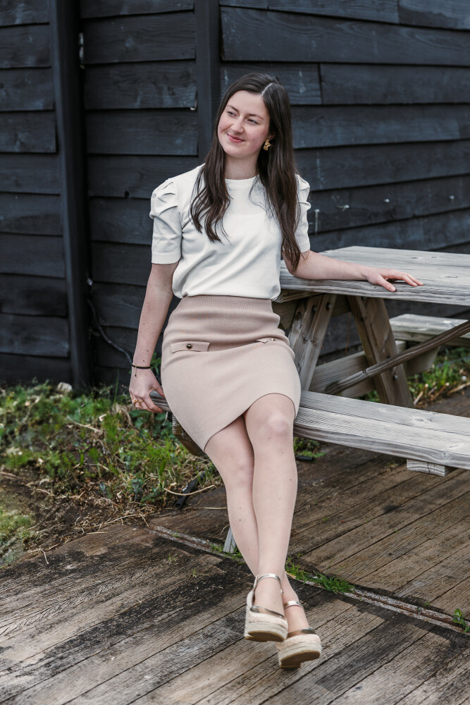 recht fijngebreid rokje beige met goudkleurige details