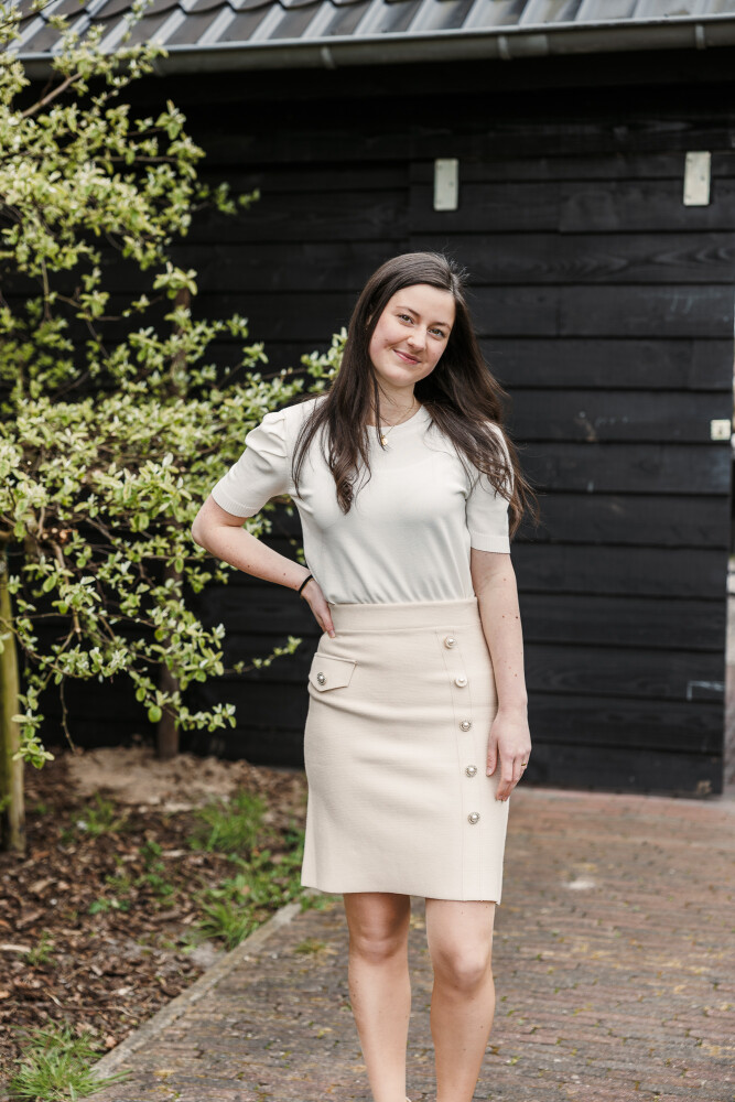 recht gebreid rokje zand met sierknoop offwhite truitje korte mouw pof