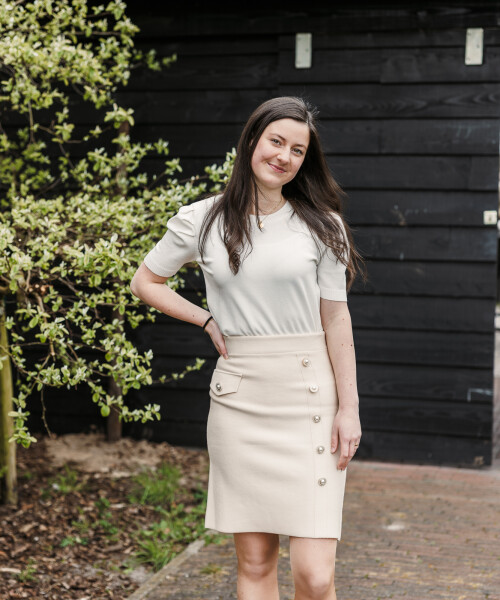 recht gebreid rokje zand met sierknoop offwhite truitje korte mouw pof