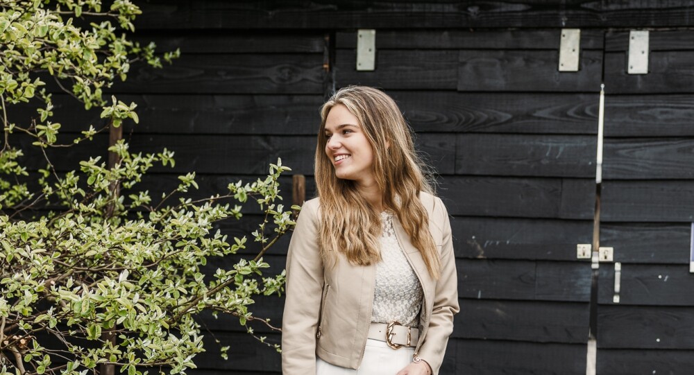 rokje 50 cm offwhite en leatherlook jasje zand kanten shirtje korte mouw 2