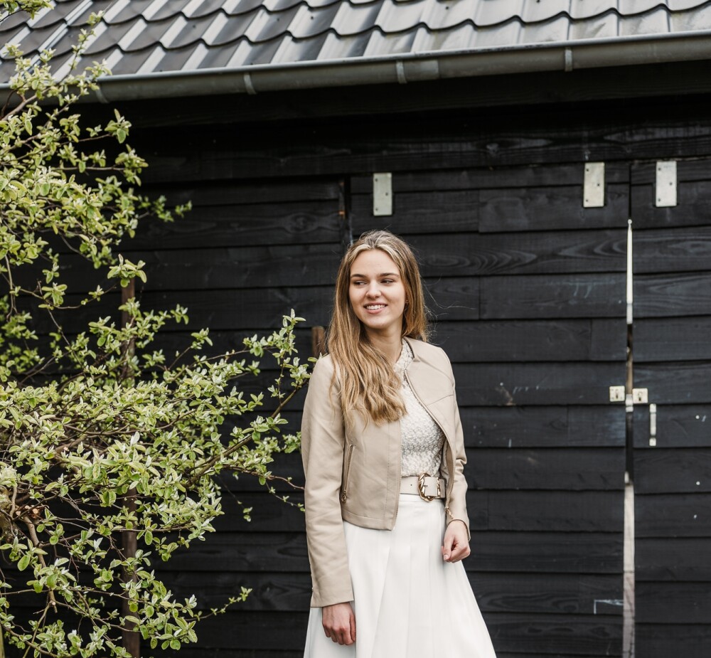 rokje 50 cm offwhite en leatherlook jasje zand kanten shirtje korte mouw