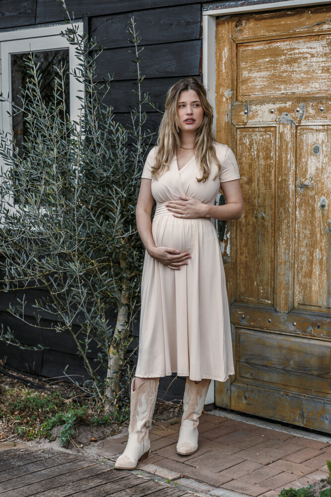 traveljurk zand met chique taille en korte mouw