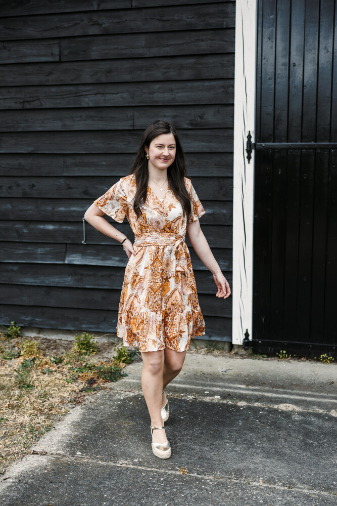 vrolijk jurkje in roesttinten