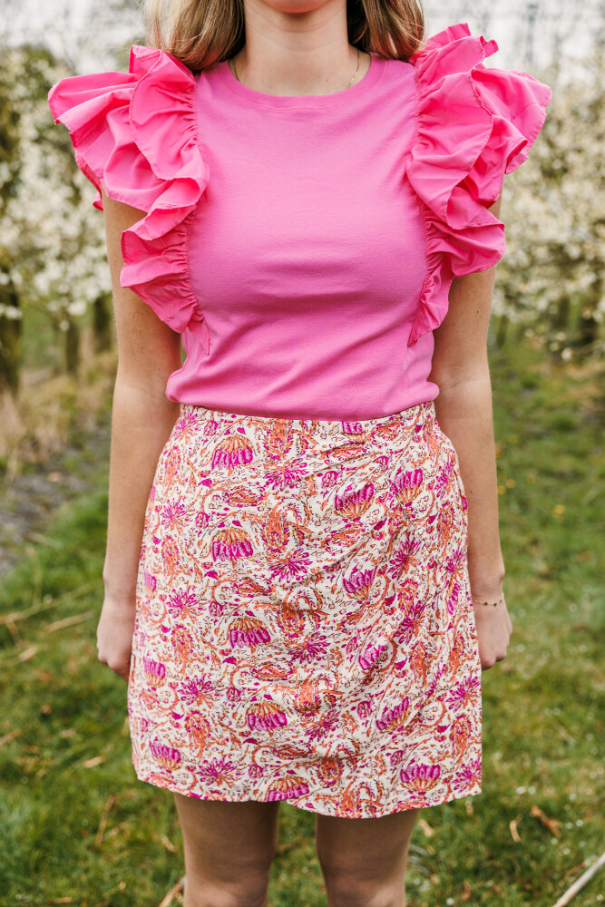 vrolijk rokje vaste overslag en fuschia shirtje met vrolijk mouwtje details