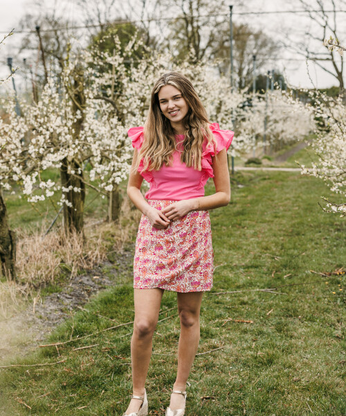 vrolijk rokje vaste overslag en fuschia shirtje met vrolijk mouwtje