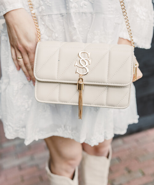 Zandkleurig tasje met S