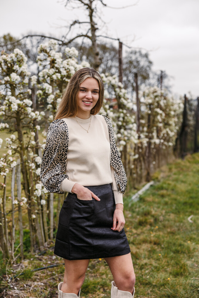 zwart rokje glans en zand truitje met leopard mouw 2