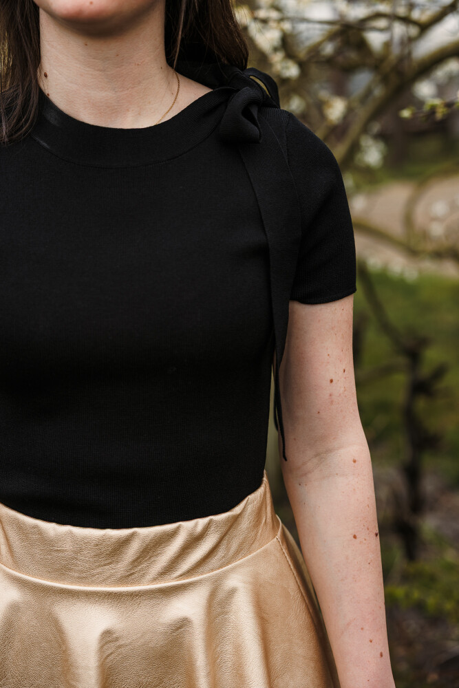 zwart truitje met strikdetail