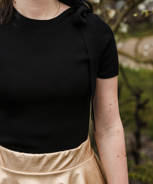 zwart truitje met strikdetail