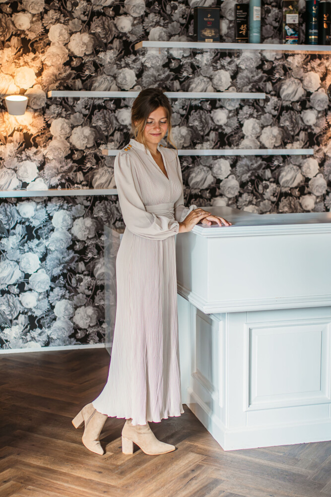 lange jurk plisse   zand goudkleurige knoop  3