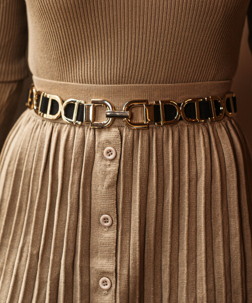 tweedelig set met midi rok beige en stretchriem zwart goud