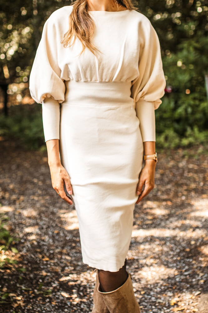 zandkleurige jurk brede band details