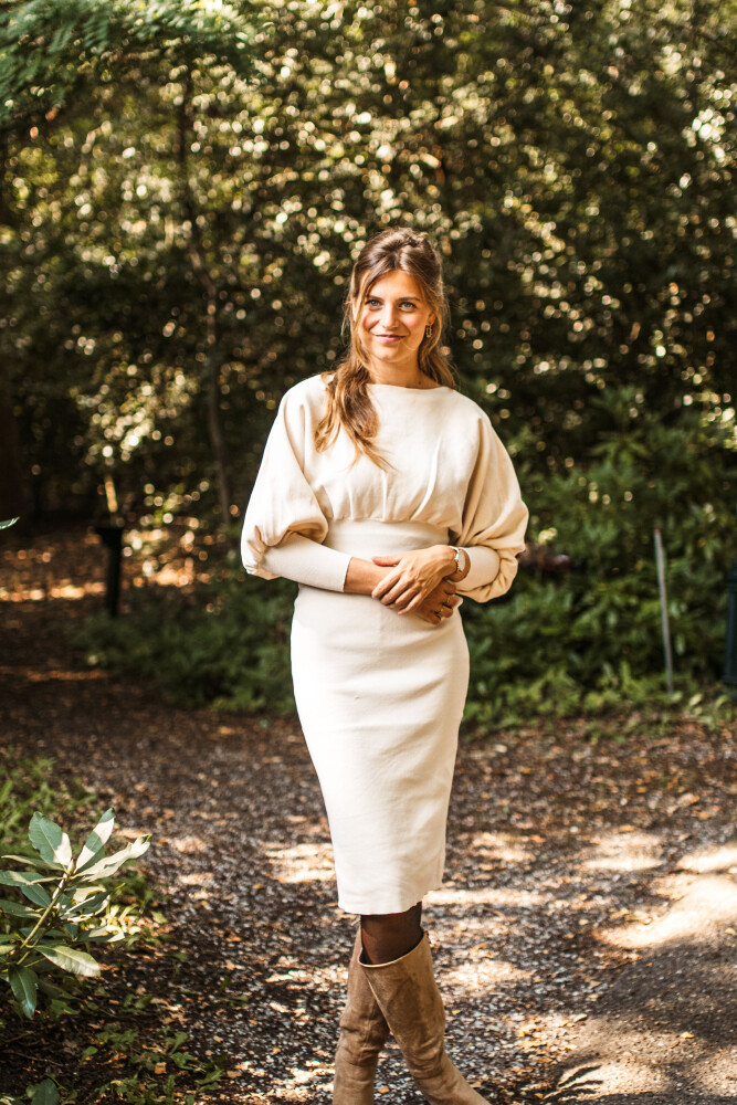 Zandkleurige jurk brede band