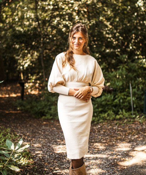 Zandkleurige jurk brede band