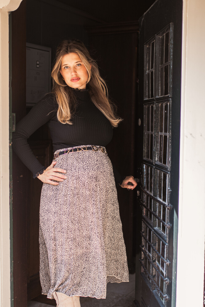 zandkleurige plisserok midi leopard en zwart ruitje kantdetail boord 2