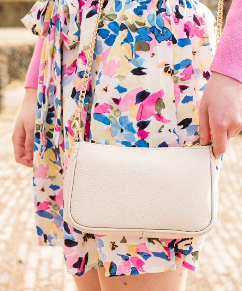 Zandkleurige leren tasje met goudkleurige ketting