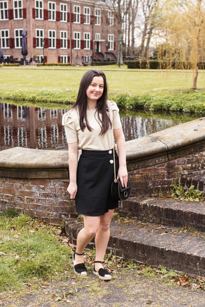 zwart rokje vaste overslag en zand truitje pof korte mouw