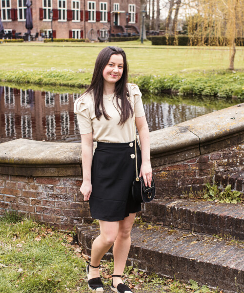 zwart rokje vaste overslag en zand truitje pof korte mouw