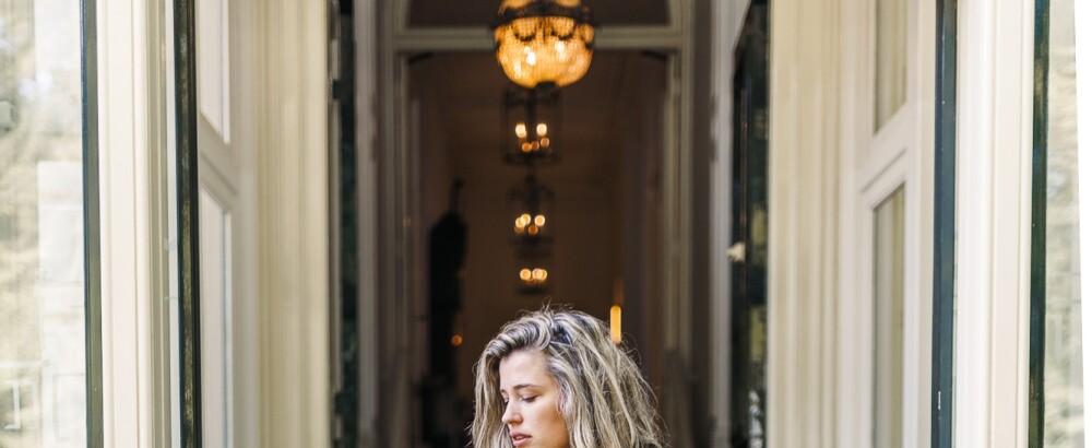 aangesloten jurk met brede band taupe en bontjasje zand 3