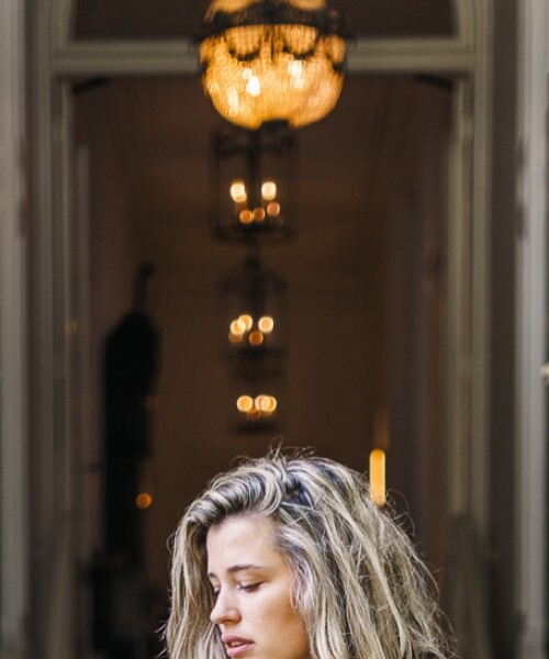 aangesloten jurk met brede band taupe en bontjasje zand 3