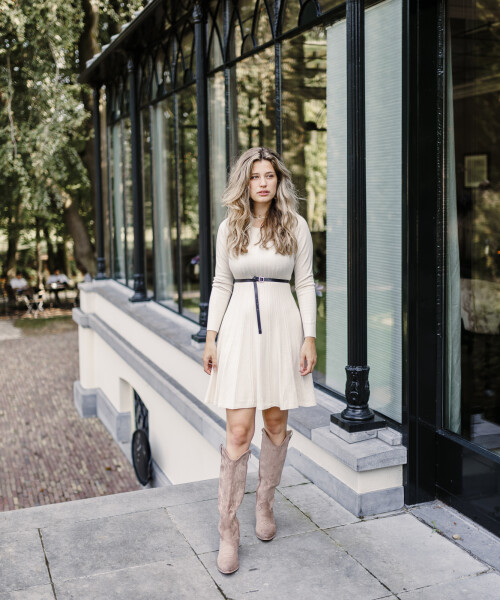 alijn jurkje met ceintuurtje zand