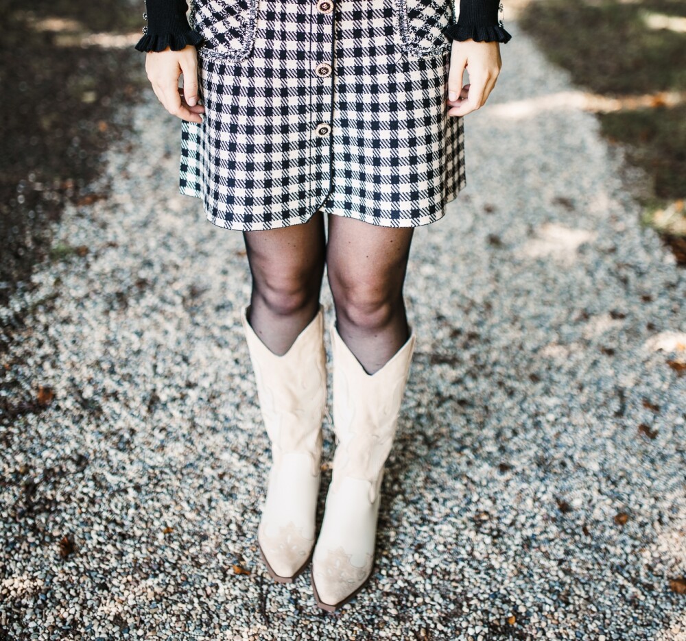 fijngebreid rokje met chique knoop  en halve zandkleurige laarsjes