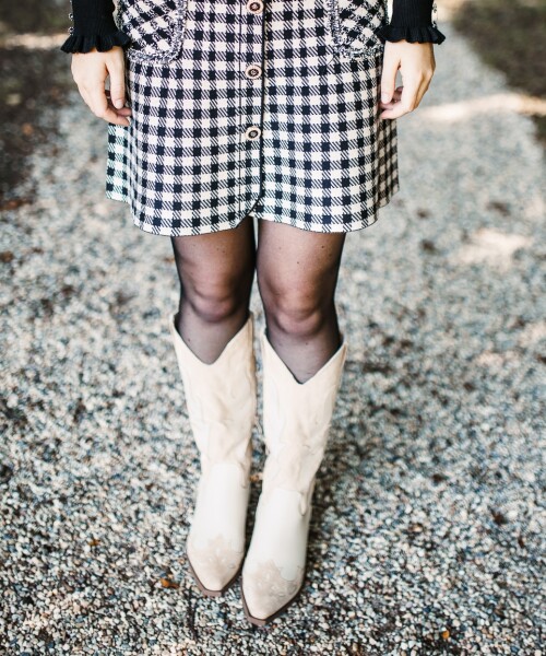 fijngebreid rokje met chique knoop  en halve zandkleurige laarsjes