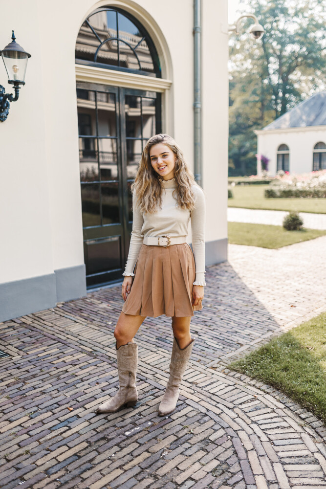gevoerd rokje plooi beige en truitje details hals en mouw