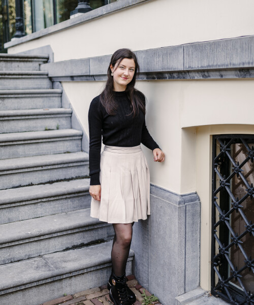 gevoerd rokje plooi zand en kabeltruitje zwart staan