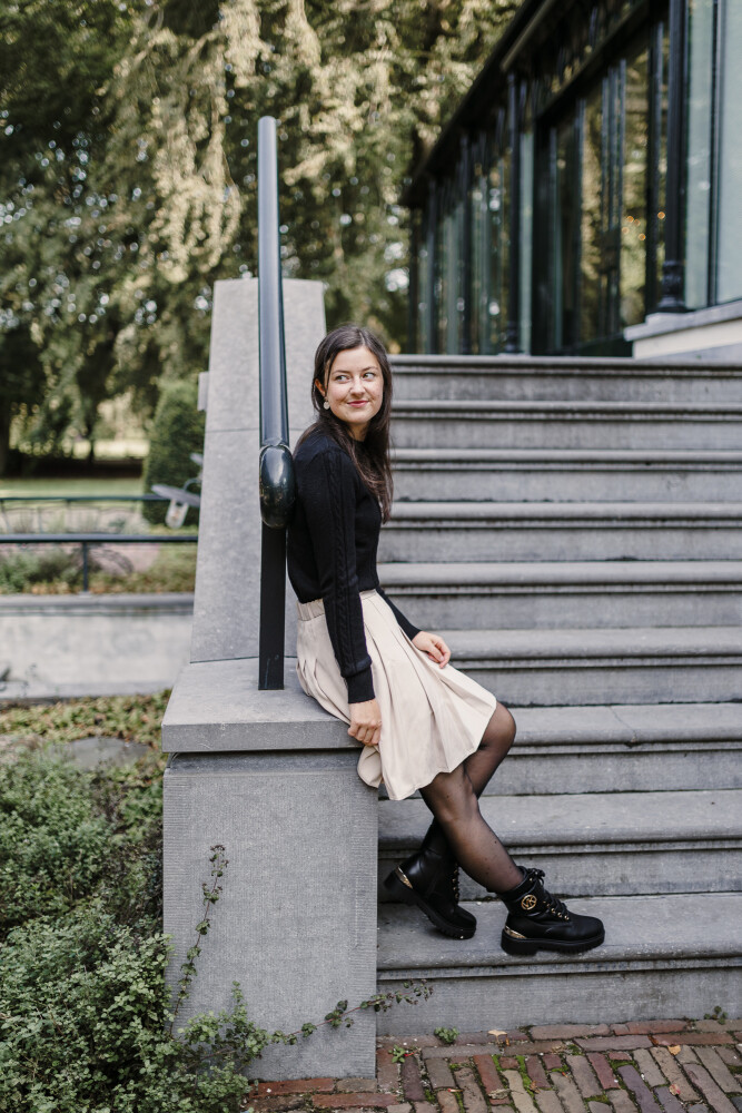 gevoerd rokje plooi zand en kabeltruitje zwart zitten