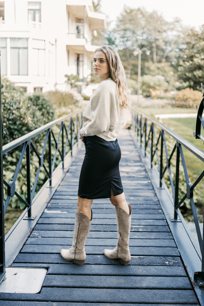 goudkleurige lurex trui vlindermouw en kokerrok zwart met gesp 2