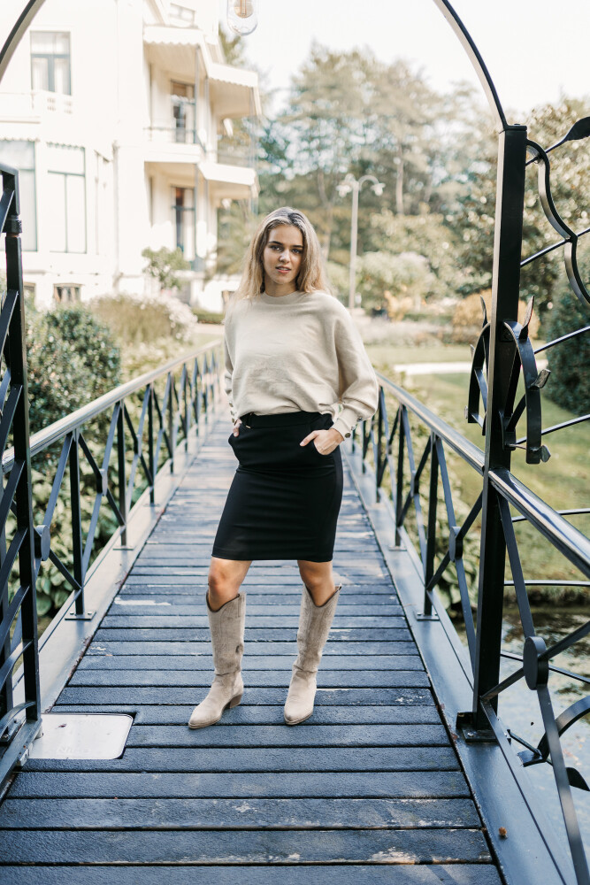 goudkleurige lurex trui vlindermouw en kokerrok zwart met gesp